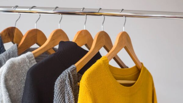 Oberteile auf einer Stange: Mit einer Capsule Wardrobe ist es viel übersichtlicher und Kleiderschrank ausmisten macht sogar Spaß.