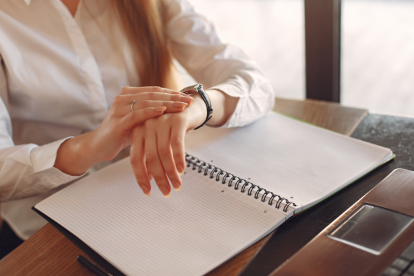 Frau Blick auf die Uhr: Zeitmanagement ist für Mütter unverzichtbar.